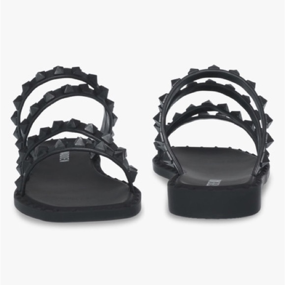 STEVE MADDEN
Skyler Studded Strappy Slip-On Flat Sandals size 9 - Picture 2 of 6